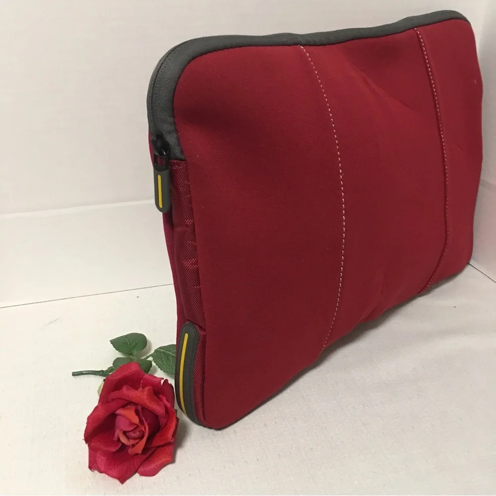 Targus laptop sleeve protector case red zips closed 15” EUC